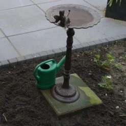 Vogelbad Gietijzer Op Voet Met Elfje -Tuinadvies Winkel vogelbad gietijzer elfje 1484056262 4 600
